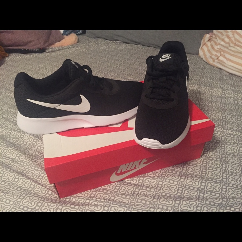 BRAND NEW Women’s Nike Tanjun Shoes- Size 9